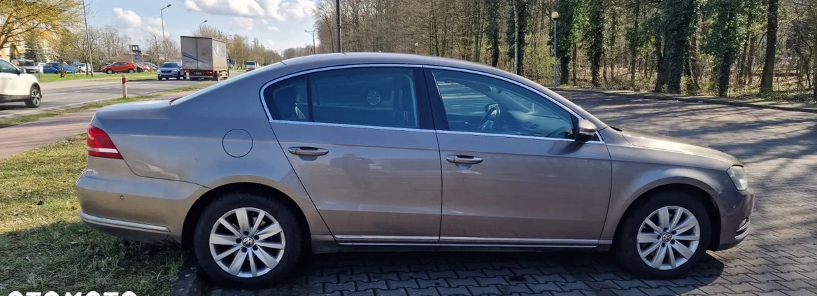 Volkswagen Passat cena 28000 przebieg: 200000, rok produkcji 2011 z Szczawnica małe 92